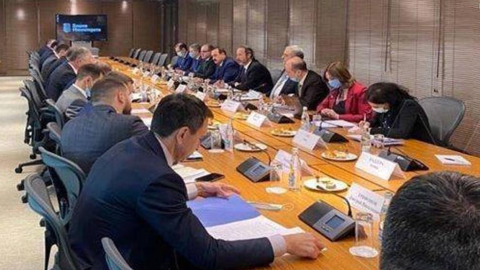 بعد أن طاله “قيصر”.. حاكم “مصرف سوريا المركزي” في موسكو