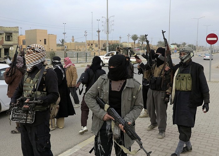 عناصر من داعش يتجولون في سوق البصيرة بريف دير الزور الشرقي بشكل علني