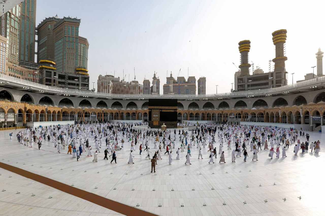 السعودية.. استئناف العمرة بداية من منتصف الليلة لأول مرة منذ مارس الماضي