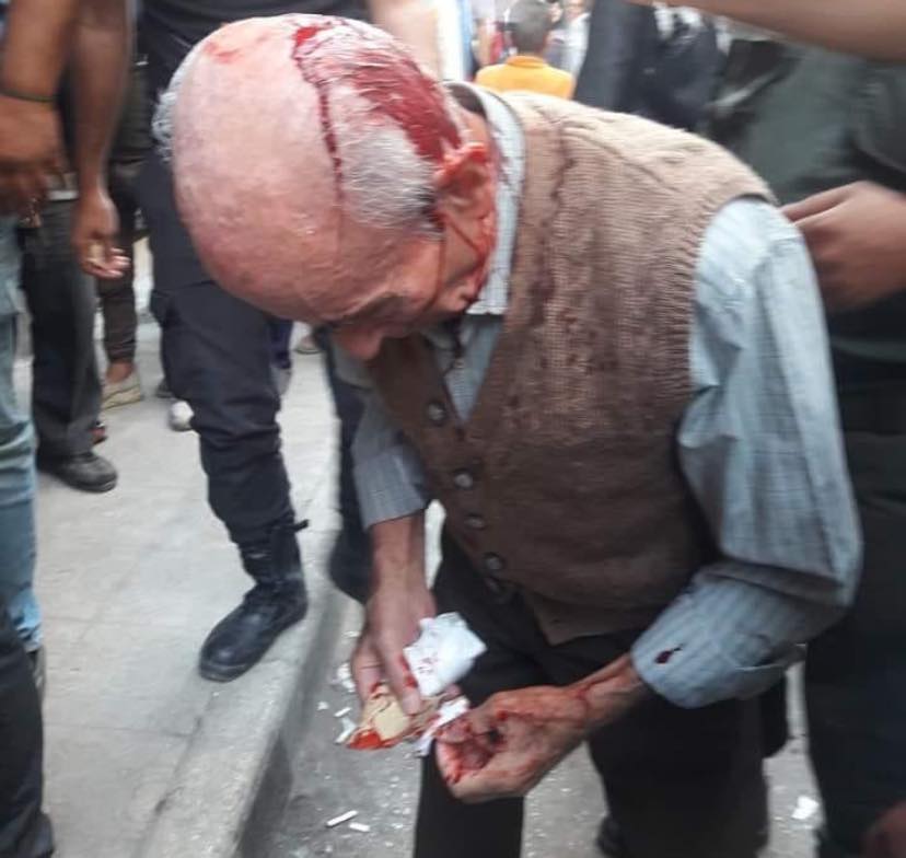 الاعتداء بالضرب على رجل مسن أمام أحد أفران حلب من قبل رجل تابع للنظام