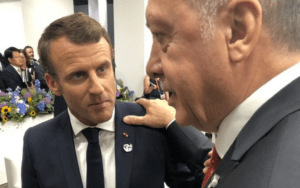 أردوغان مهاجماً ماكرون: أنت مختل عقلي وتحتاج إلى طبيبب