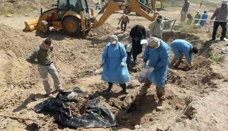 بعضها مفصولة الرأس وأخرى عليها آثار تعذيب.. قوات النظام تعثر على مقبرة جماعية لعناصرها في دير الزور