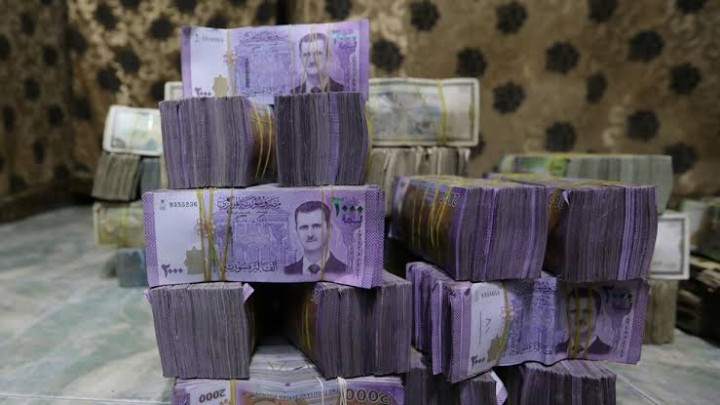 انهيار جديد لليرة السورية أمام العملات اﻷجنبية
