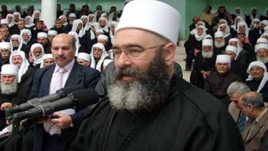 رداً على إهانة الهجري.. شبان يحطمون صور بشار الأسد في السويداء