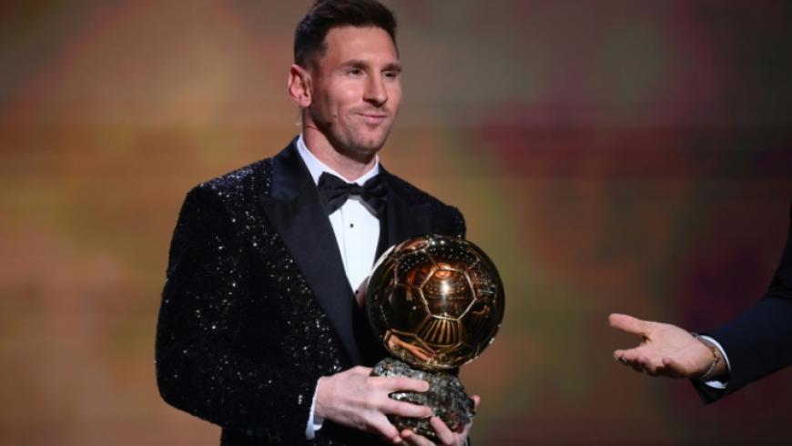 ميسي يفوز بالكرة الذهبية كأفضل لاعب في العالم للمرة السابعة في تاريخه