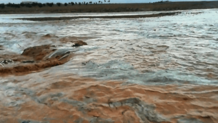 سيول وفيضانات جراء الأمطار في بادية حماة