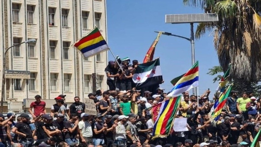 استمرار الحراك الشعبي في السويداء والمتظاهرون يحتشدون في ساحة الكرامة