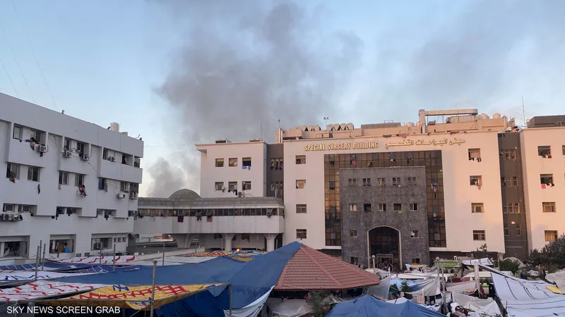 الجيش الإسرائيلي يعاود اقتحام مستشفى الشفاء ويهدم جدران المستشفى