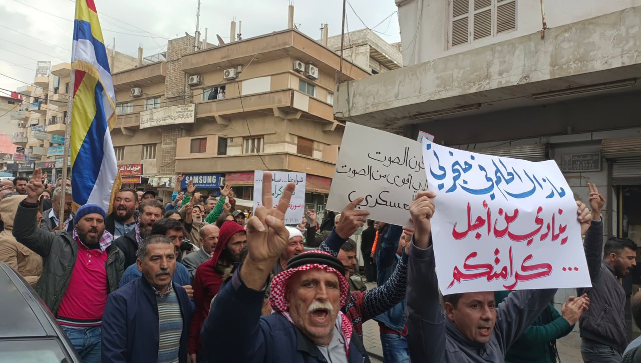 فيديو: استمرار الاحتجاجات المناهضة للنظام السوري في ساحة الكرامة وسط مدينة #السويداء