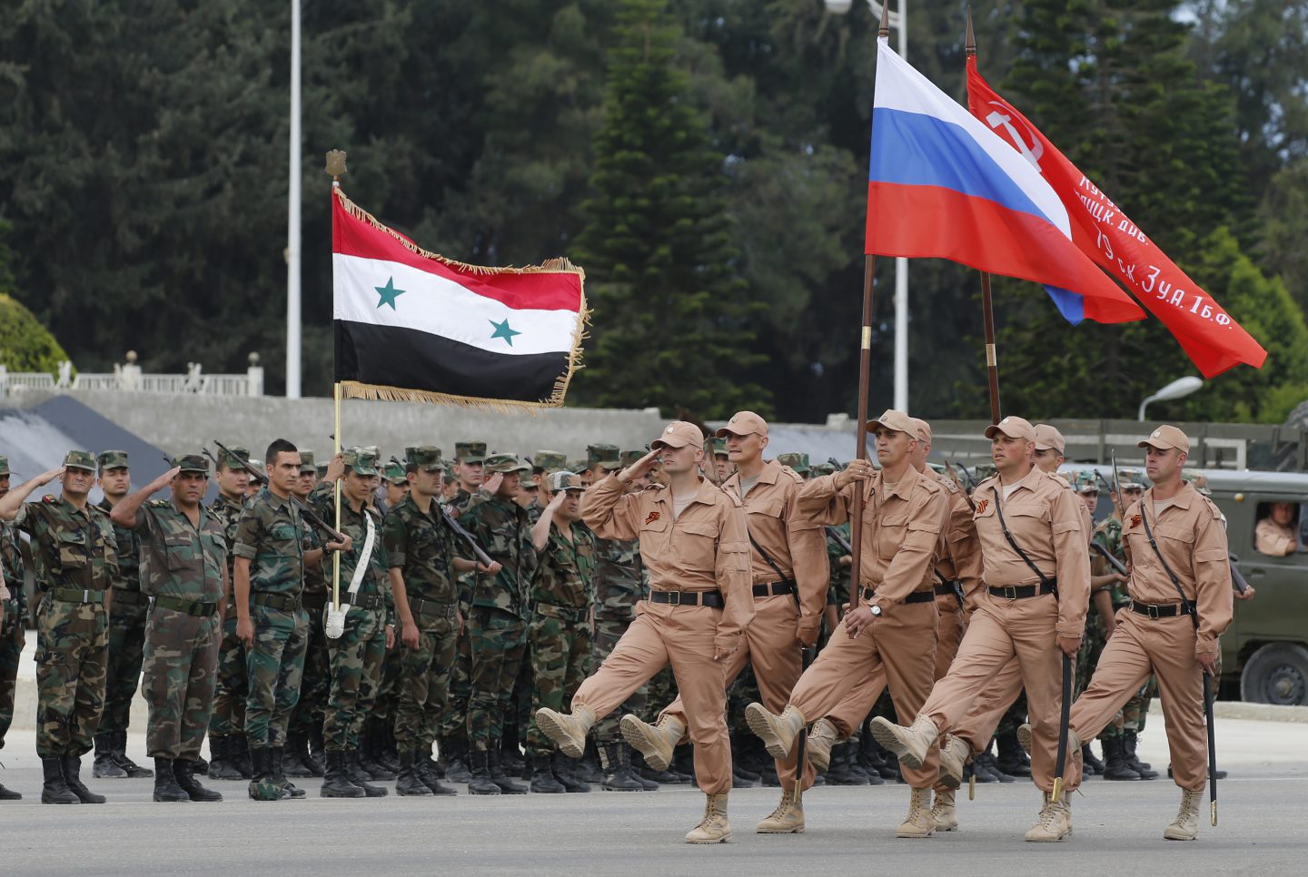 روسيا تقلل تمويلها للفيلق الخامس في سوريا، فما القصة؟
