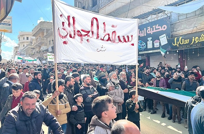 مظاهرات حاشدة في بلدات إدلب وريف حلب للمطالبة بإسقاط الجولاني
