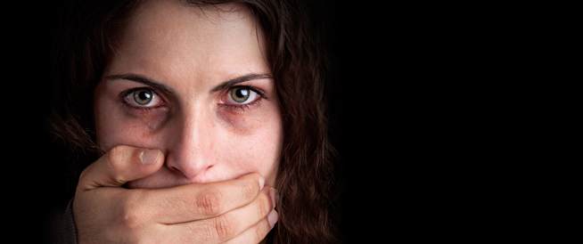 التحرش..جريمة يعاقب عليها القانون الجاني ويحاسب فيها المجتمع الضحية !