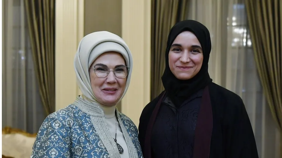 لقاء ودي بين أمينة أردوغان ولطيفة الدروبي على هامش زيارة الرئيس السوري إلى أنقرة