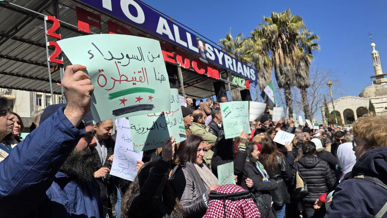 المئات يتظاهرون جنوبي سوريا رفضاً لتصريحات “نتنياهو”