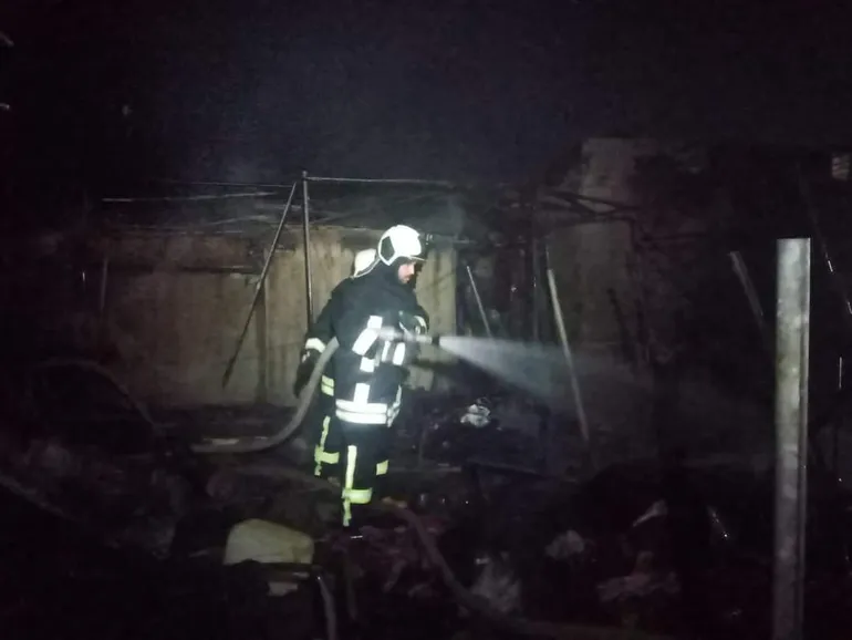 وفاة رجل بحريق في حلب وإصابة أطفال بانفجار ذخائر في إدلب