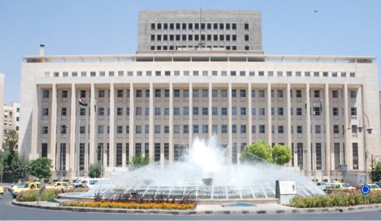 المصرف المركزي السوري يخفض سعر صرف الليرة أمام الدولار