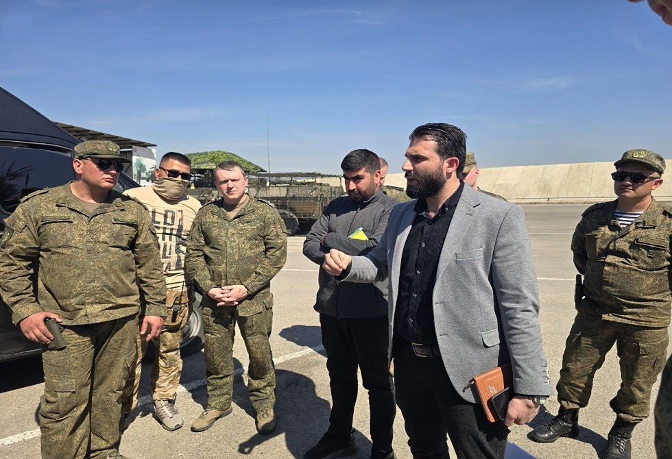 “مسؤول سوري يطمئن النازحين في قاعدة حميميم ويحثهم على العودة إلى منازلهم بعد استعادة الأمن”
