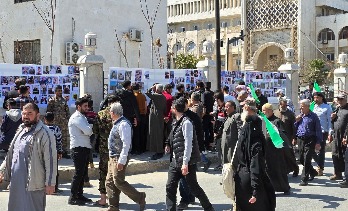 تقديراً لتضحياتهم ..  تزين ساحة السبع بحرات في إدلب بصور شهداء الثورة السورية