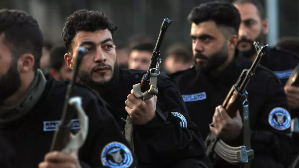 الأمن العام يداهم منازل قياديين سابقين في اللواء الثامن بدرعا ويصادر أسلحة ومسروقات