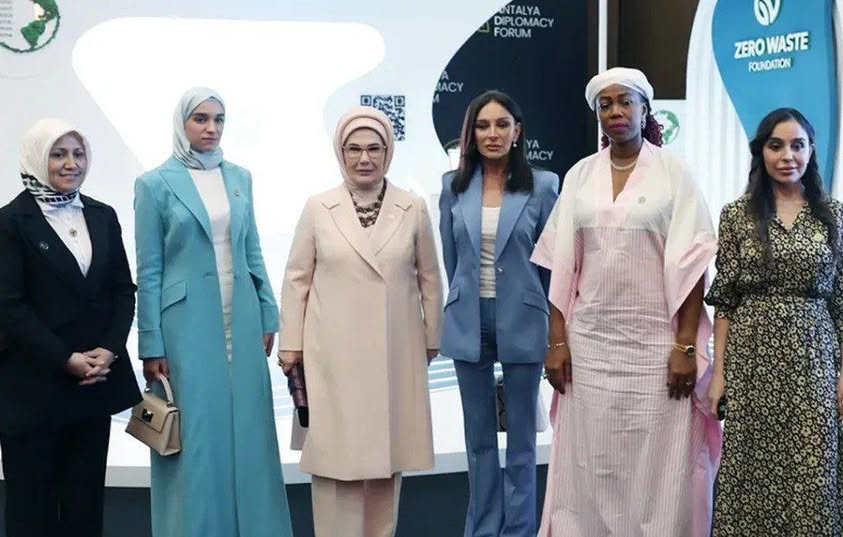 لقاء يجمع لطيفة الدروبي وعقيلة أردوغان في أنطاليا