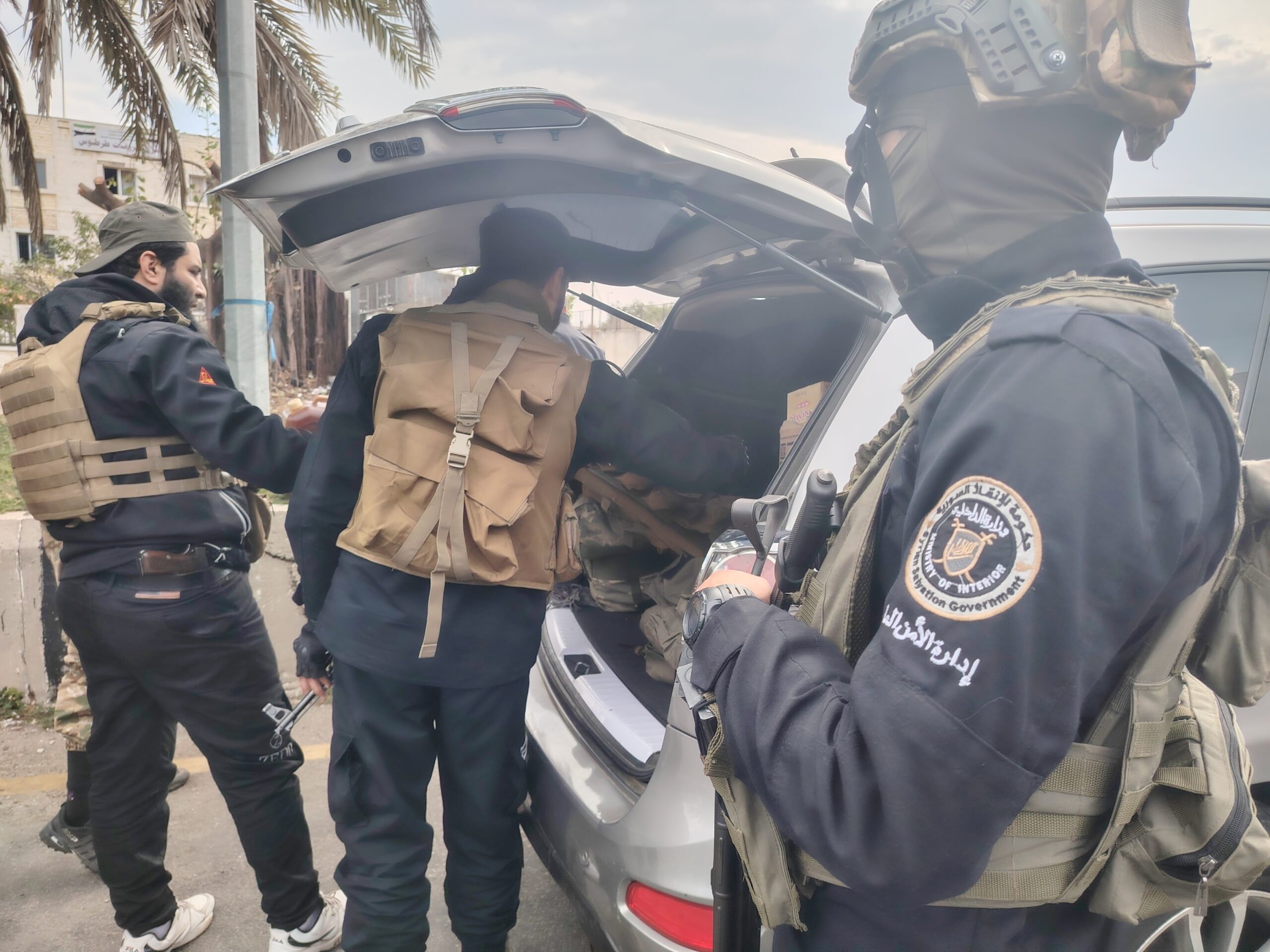 الأمن العام يشن حملة اعتقالات في ريف درعا الشرقي وقادة من الفيلق الخامس يسلمون أسلحتهم