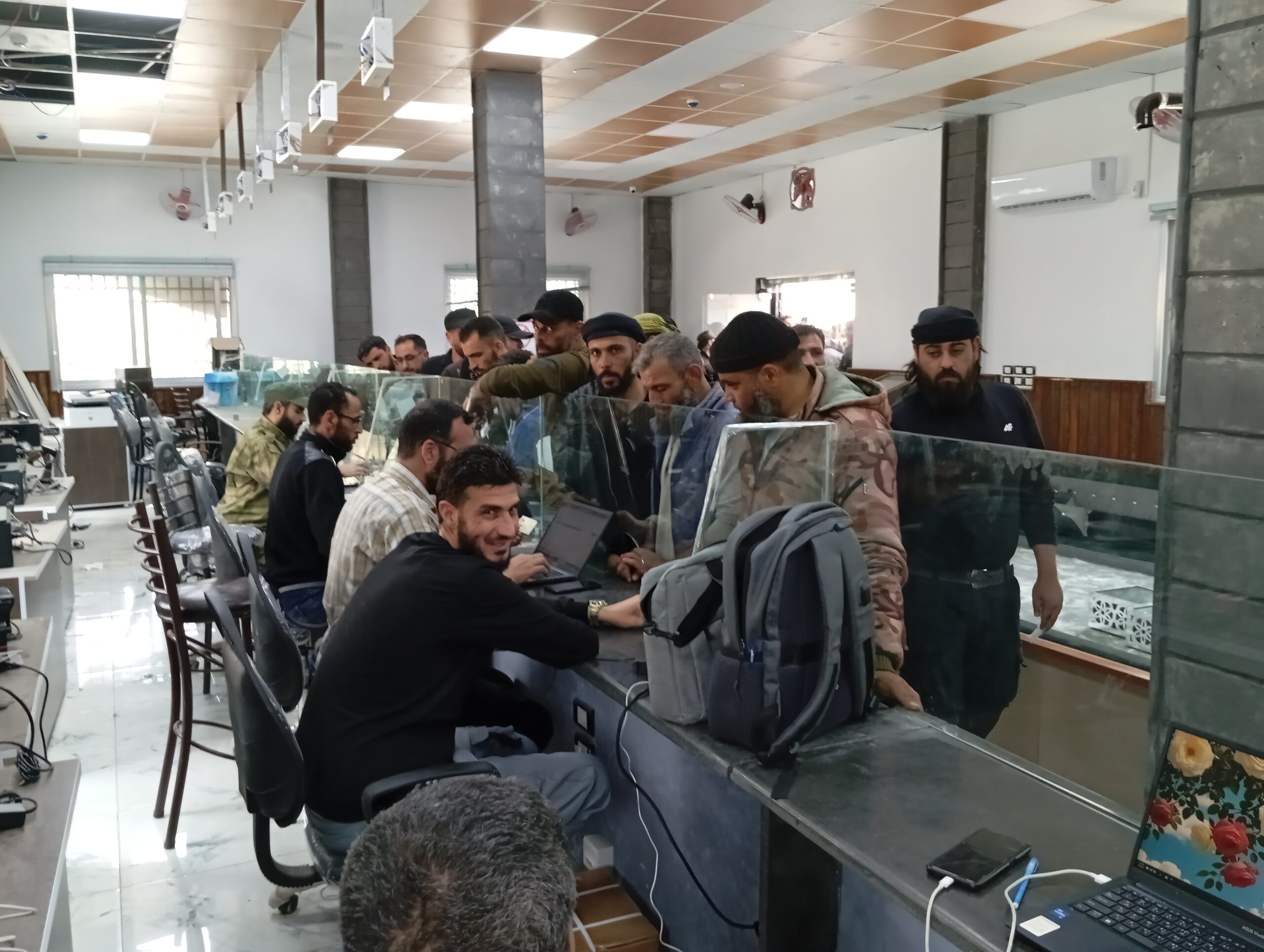 وزارة الدفاع تستكمل توزيع منحة مالية بقيمة 500 ألف ليرة سورية لعناصرها في مدينة نوى ومحيطها