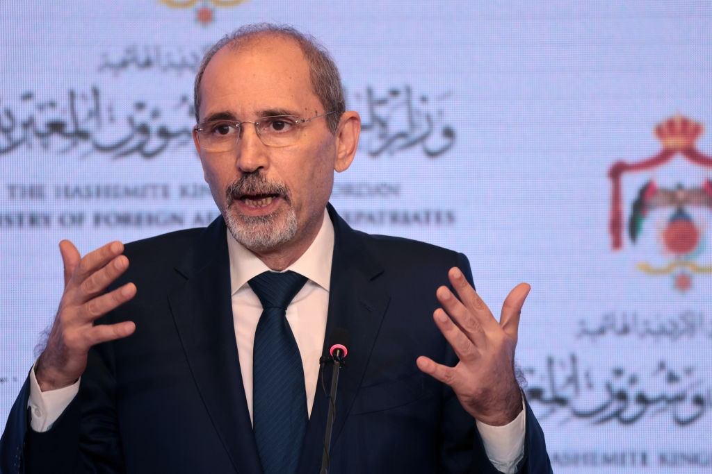 زيارة دبلوماسية هامة: وزير الخارجية الأردني في محادثات موسعة مع القيادة السورية