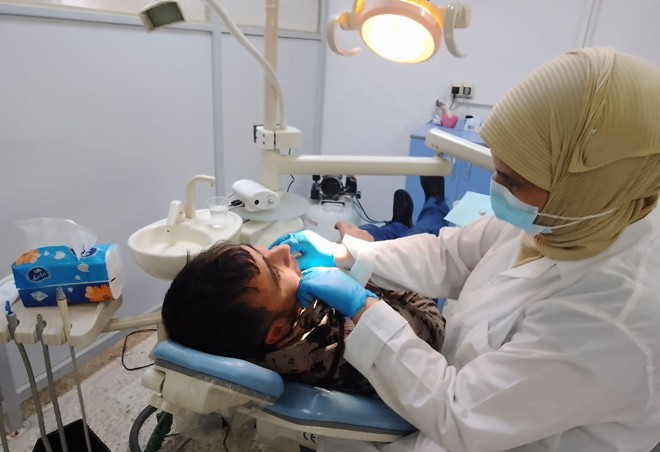 حملة “بسمة حرية” الطبية: معالجة سنيّة مجانية لفئات متضررة في حمص بدعم من SBMS