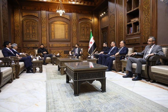 وزير الداخلية يبحث مع وفد قطري تعزيز التعاون وتبادل الخبرات