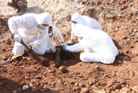 العثور على مقبرة جماعية جديدة قرب سراقب تضم رفات ثلاثة أشخاص بينهم طفل