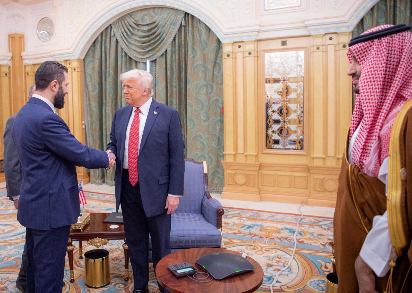 ترمب ينفي الشائعات حول اعتراف إسرائيل بالحكومة السورية الجديدة ويؤكد على نجاح التجربة السوريّة