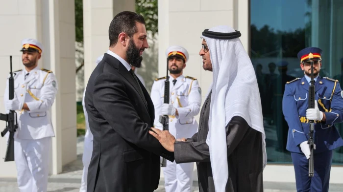 اتصال هاتفي بين الرئيس الشرع والشيخ محمد بن زايد لتعزيز العلاقات الثنائية