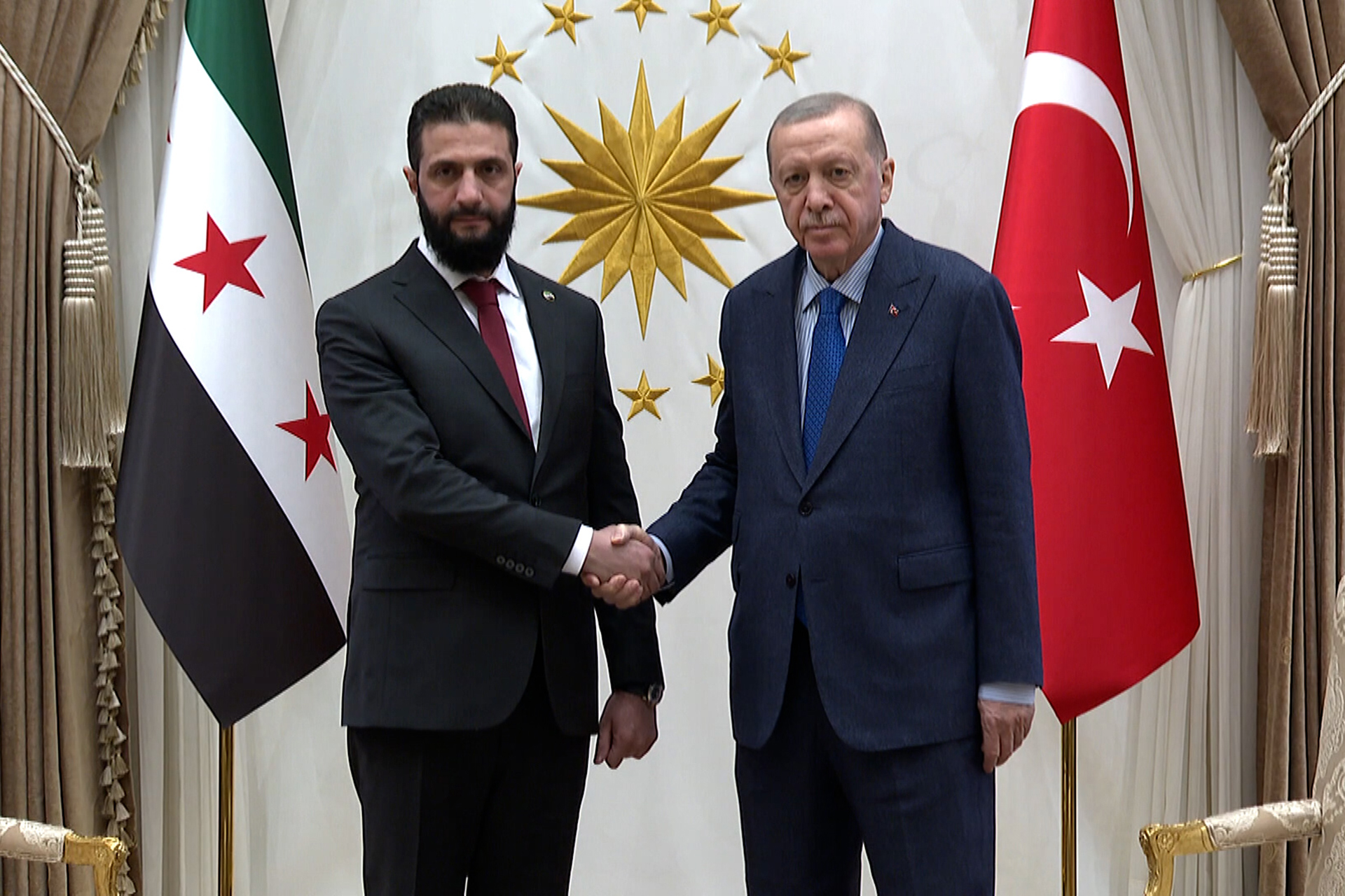 لقاء يجمع الرئيس الشرع بنظيره التركي وترحيب برفع العقوبات عن سوريا