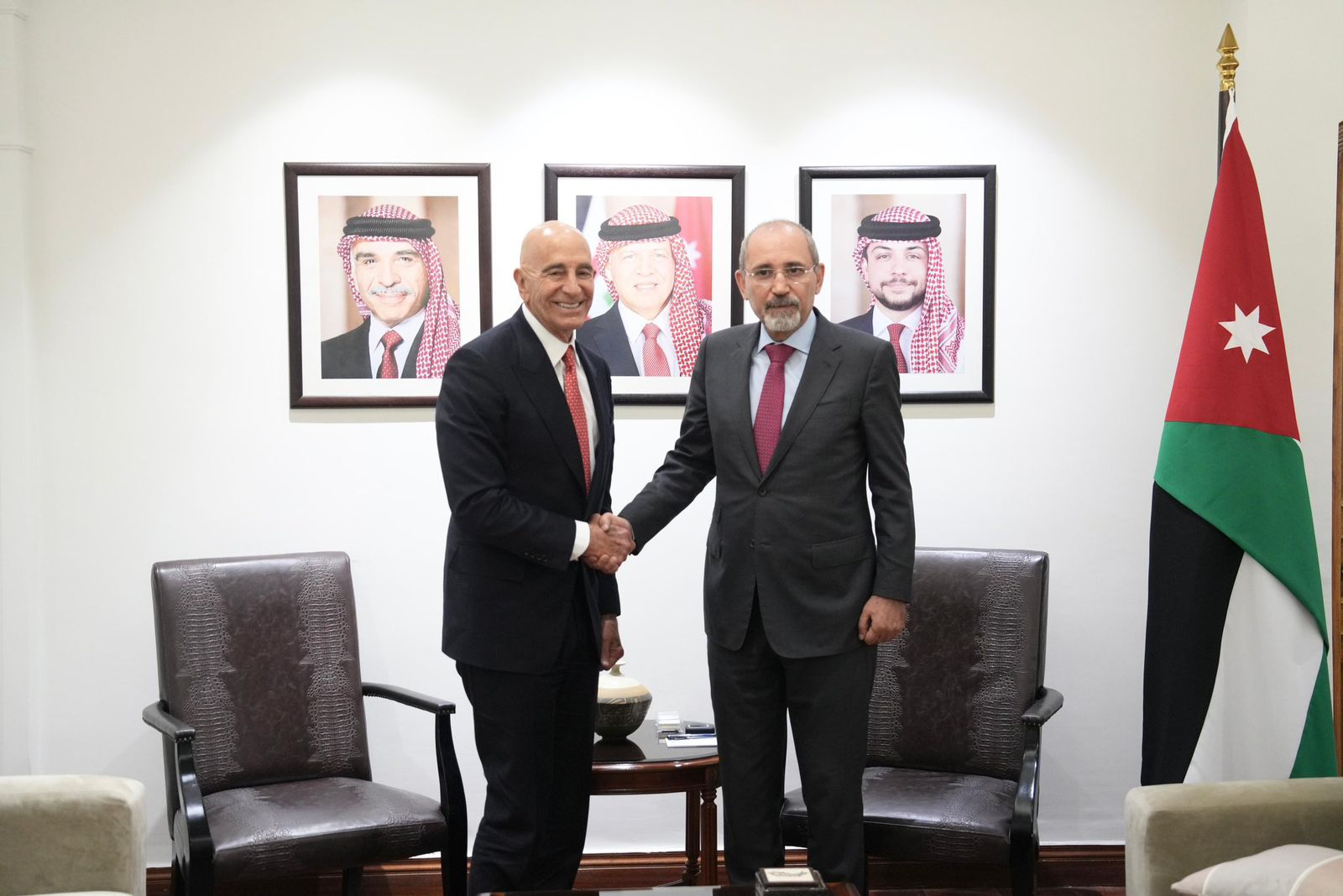 وزير الخارجية الأردني يلتقي المبعوث الأمريكي إلى سوريا ويؤكد على أهمية دعم جهود الحكومة السورية في مرحلة البناء