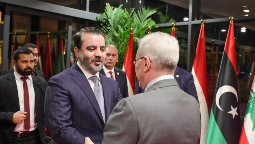 الشيباني يصل إلى العراق لحضور القمة العربية ويؤكد تنسيقاً شاملاً بين دمشق وبغداد