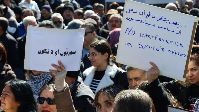السويداء بين الشائعات والغارات: نفي مزاعم الهبوط الإسرائيلي وتوضيح خلفية فيديو المساعدات المتداول