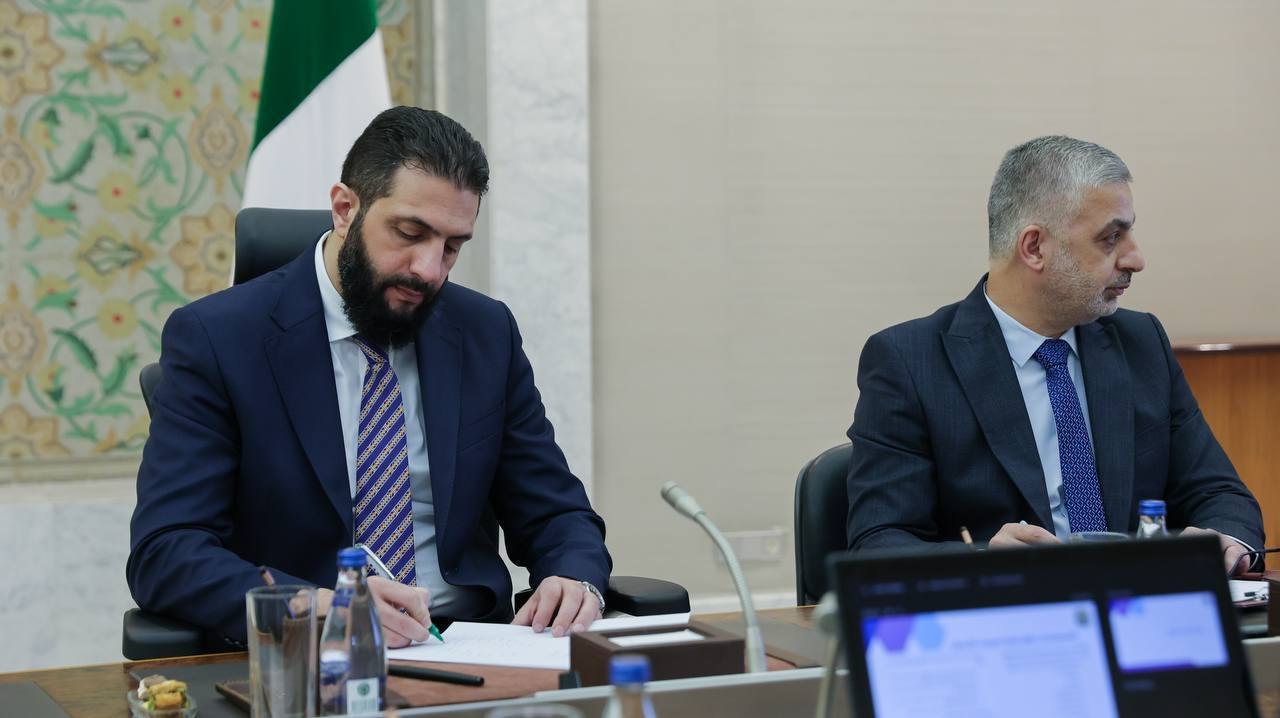 الرئيس أحمد الشرع يبحث مع وزير النقل سبل تطوير المواصلات وتعزيز ربط المدن بالمناطق الريفية