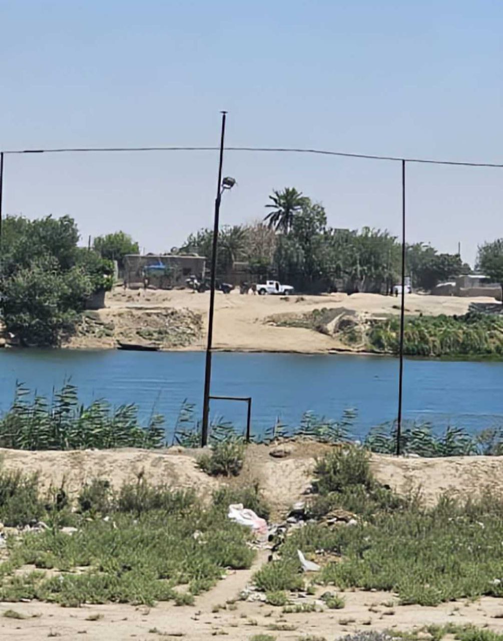 قسد تداهم المعبر النهري في الشنان وتصادر عبارات مدنية شرق دير الزور