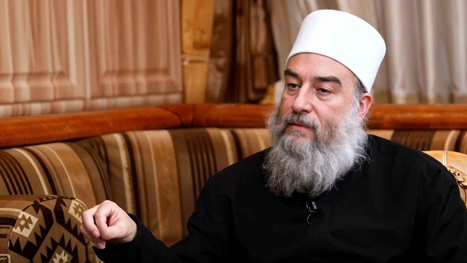 وصفَهُ بـ “الاستبدادي”.. الهجري يدعو إلى تعديل كامل للإعلان الدستوري
