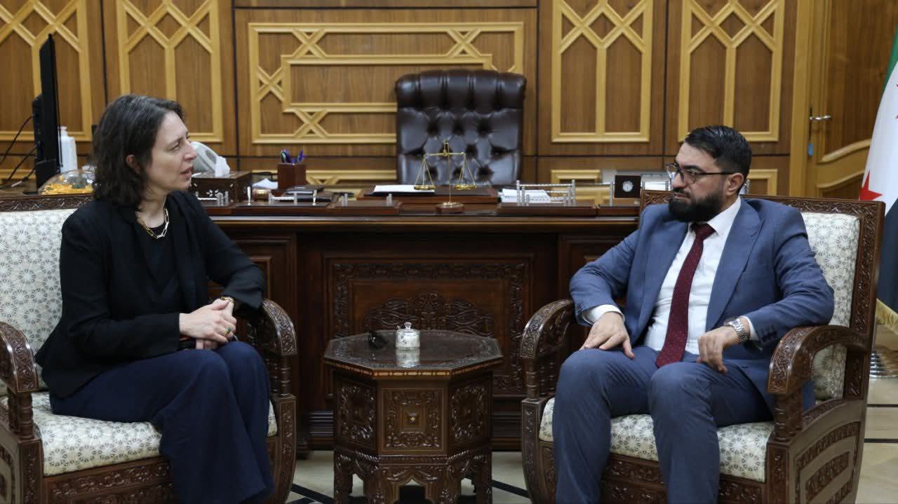 مباحثات بين وزير العدل والممثلة البريطانية الخاصة لدى سوريا تضمنت ملف العدالة الانتقالية