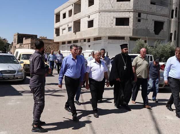انتشار قوى الأمن في محيط كنيسة مارجريس في مدينة إزرع بريف درعا خلال إقامة قداس وعزاء بضحايا كنيسة مار إلياس