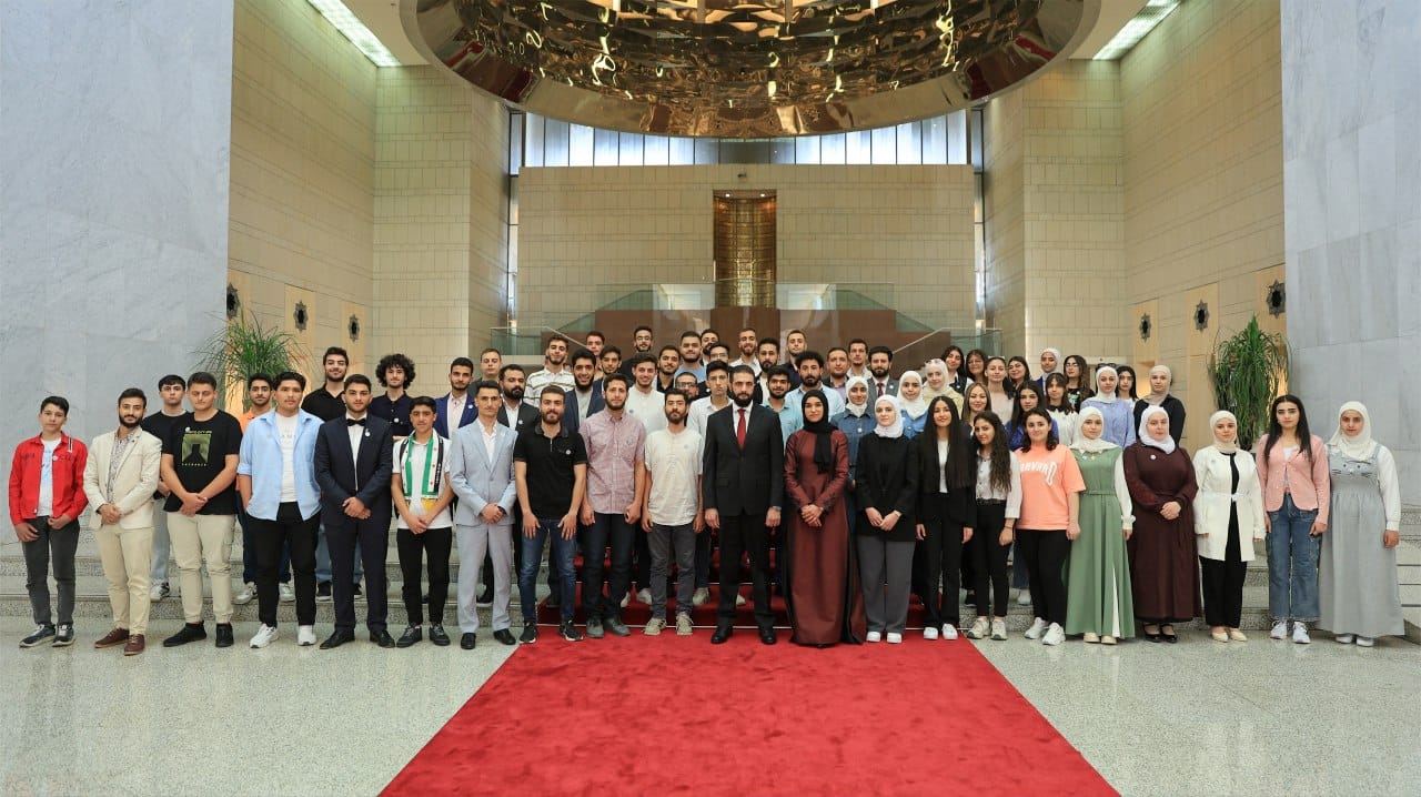 “نموذج سوري بقيادة شبابية واعية”.. الشرع وعقيلته يلتقيان مجموعة من الطلاب في قصر الشعب