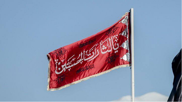 وكالة أنباء فارس: رفع راية الانتقام الحمراء على قبة مسجد “جمكران” في قم جنوبي العاصمة الإيرانية