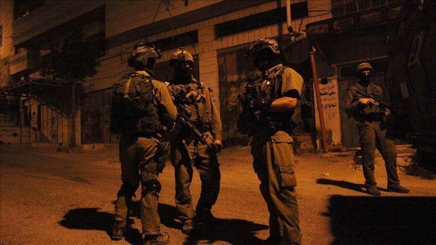 رغم “المفاوضات” لوقف التوغل والاعتداءات.. جيش الاحتلال يُداهم الجنوب السوري!