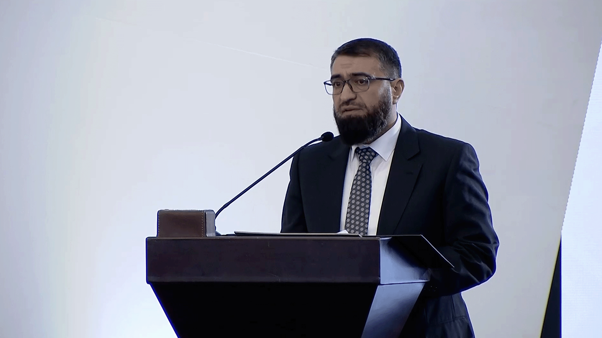 وزير العدل السوري: إعادة تفعيل قوانين مكافحة الطائفية ضرورة وطنية
