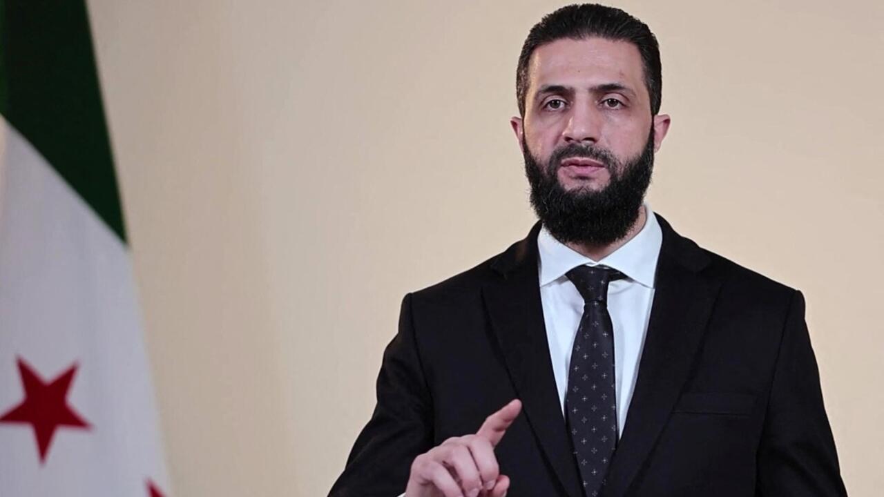الرئيس الشرع: قررنا تكليف الفصائل المحلية وشيوخ العقل مسؤولية حفظ الأمن بالمحافظة