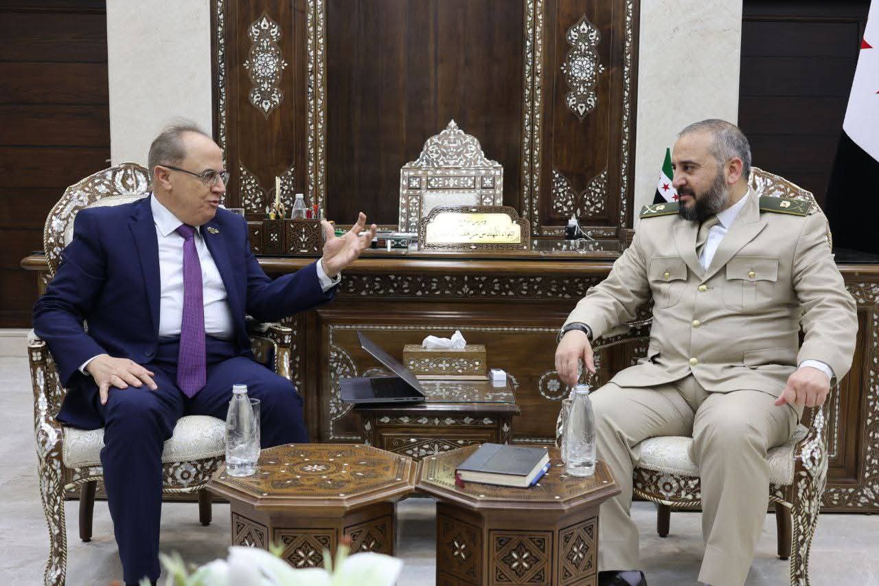 لقاء جمع بين وزير التعليم ووزير الدفاع.. فهل من قرارات تتعلق بالجيش السوري الجديد؟
