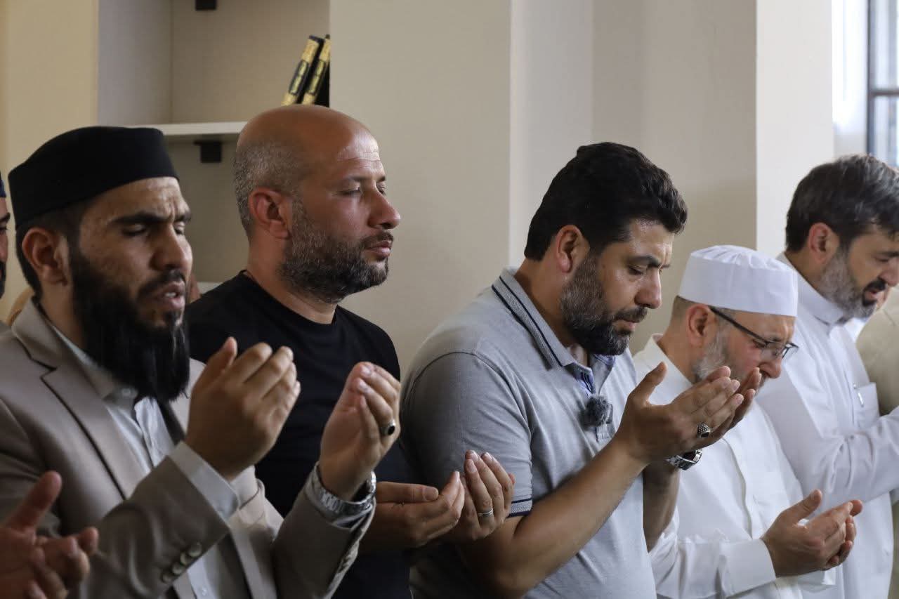 صلاة جماعة لرفع البلاء.. وزير الطوارئ يشارك الأهالي صلاتهم في اللاذفية