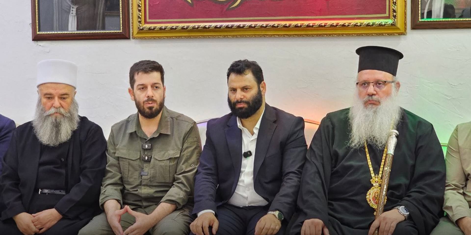 وفد حكومي يضم قائد الأمن الداخلي في السويداء يجتمع بالوجهاء والمشايخ