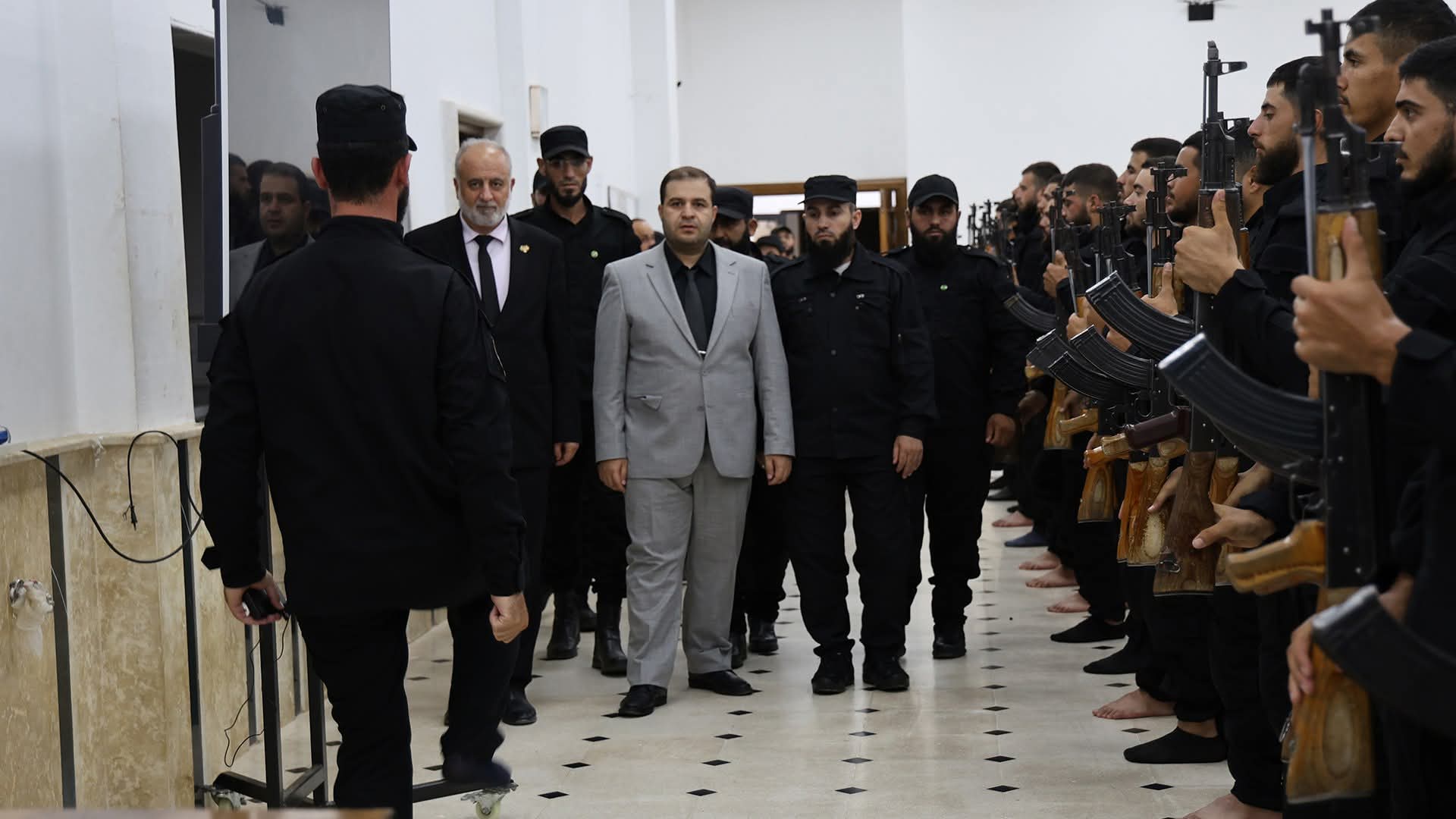 معاون وزير الداخلية يزور كلية الشرطة بمدينة حارم في إدلب ويتفقد جاهزية الكوادر الشرطية